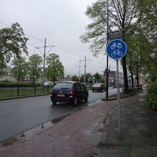 トラムを降りたら、この自転車の標識を目印に曲がる