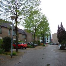 歩いて行くとこんな住宅街に迷い込みますが、合ってます。