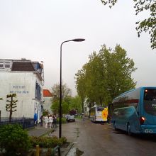 運河沿いの道に出ます