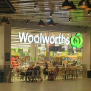 スーパーマーケットが４つありました。Woolworth,Coles,Target,BIGWです。