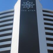 以前は、コンラッドジュピターズカジノでしたが、今は中国資本のTHE STARに名称が変わっています。