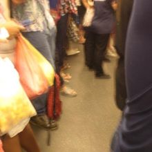 車両振動でぶれていますが、皆立っています。何故かと思いました