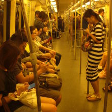 良く見ると、車両の半分が、座席が無いのです。手前が、座席有り