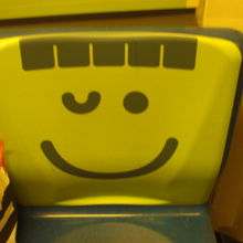 老人や病人の優先席には、目立ちやすい淡緑色が施されています。