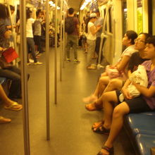 座席が空いていても、立っている人が多いのです。意識の変化です