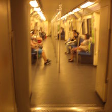 他の車両も同じ状況でした。車両の半分が、座席がありません。