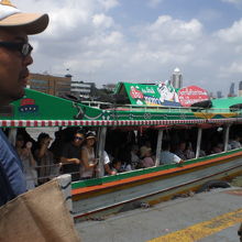 チャオプラヤー川のエクスプレスボートです。観光客も多いです。