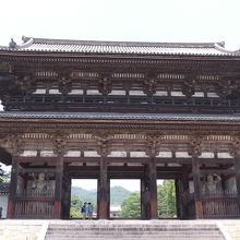 入り口の巨大な「二王門」。平安時代の伝統を引く和様で統一。