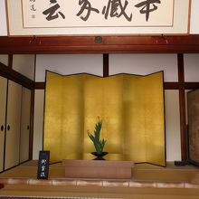 玄関には御室流の生け花が活けられている。