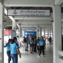 勧誘するスタッフが、手ぐすね引いて、観光客を待っています。