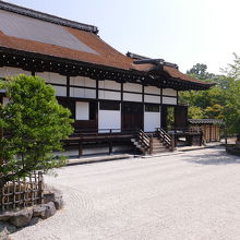 白書院から見た南庭。