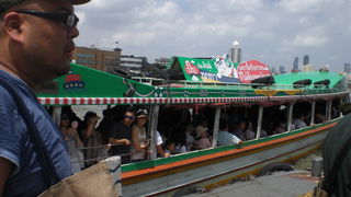 チャオプラヤーエクスプレスボートは、渋滞もなく、とても便利です。