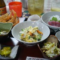 2泊目の夕食。真ん中のお皿はゴーヤチャンプルー