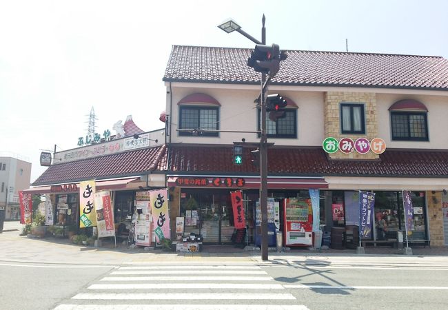 親切なマダムがいる駅前のお土産やさん