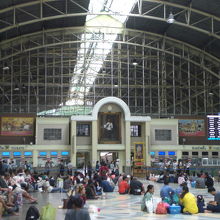 広いファランポーン駅の構内の様子です。座席が撤去されました