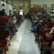 一部、座席が残されています。老人や病人のための座席ですが。