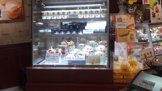 明るいケーキ屋さん