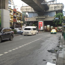 スクウィンヴィット通りと、上を走る高架鉄道ＢＴＳの線路です。