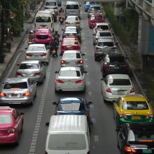 悪名高きスクウィンヴィット通りの渋滞です。深刻な問題です。