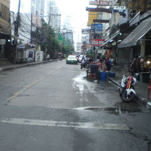 スクウィンヴィット通りには、ソイと言う多数の枝道があります。