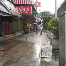 昼間のスクウィンヴィット通りの歩道です。夜は、露店で溢れます