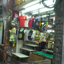 夜間になるとスクウィンヴィット通りは、とて賑やかになります。