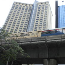 スクウィンヴィット通りの名物であるＢＴＳと高層のオフィスビル