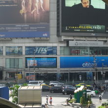 スクウィンヴィット通りは、幹線道路と交差し、名所になります