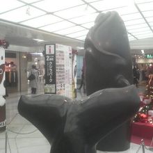 鯨のようなオブジェがある「クジラパーク」。クリスマス仕様です