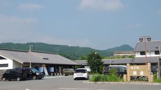 宿場町の雰囲気を損なわない木造・瓦葺きの建物