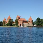 森と湖の国リトアニアを体現するようなお城です