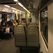 ＡＲＬ空港駅に入線した特急列車に乗り込みます。自由席です。