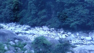 河原の石も美しいです。