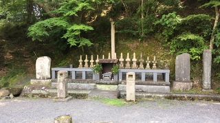 主人を守るように墓がありました