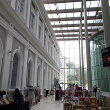 ミュージアムショップ、奥にカフェとトイレがあります