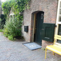 運河に面した入り口。