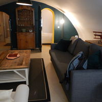 広いリビングルーム。奥にバスルームとベッドルーム。