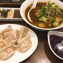 麺と餃子のセット。
