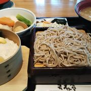 栗おこわとお蕎麦のセットがあります