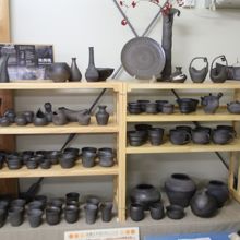 須恵器の系統を継いだ黒灰色の焼き締めの陶器珠洲焼コーナー