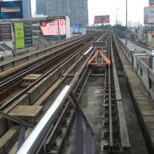 サパーンタクシン駅の東で、線路が閉塞され、単線となっています