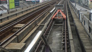 サパーンタクシン駅は、単線の駅ですが、周囲は複線ですので、運行の妨げになっています。