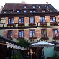 お花が窓辺に飾ってあってかわいい