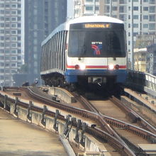タクシン駅の西でも、南側の線路が無くなり、単線となっています
