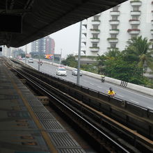 タクシン駅の両側とも、道路ですので、余裕がなかったのです。