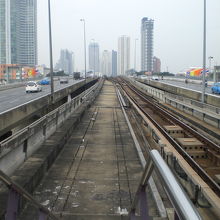 両側とも道路であるため、駅を複線化する余裕がないとのことです