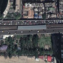 上空から見ると、駅が、両側の道路に挟まれている。複線化は無理