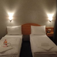 ヨーロッパの大きな人はこんな小さなベッドでよく寝れますね