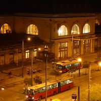 ホテルの窓から見えるブタペスト東駅の夜景