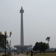 広大な敷地と独立記念塔